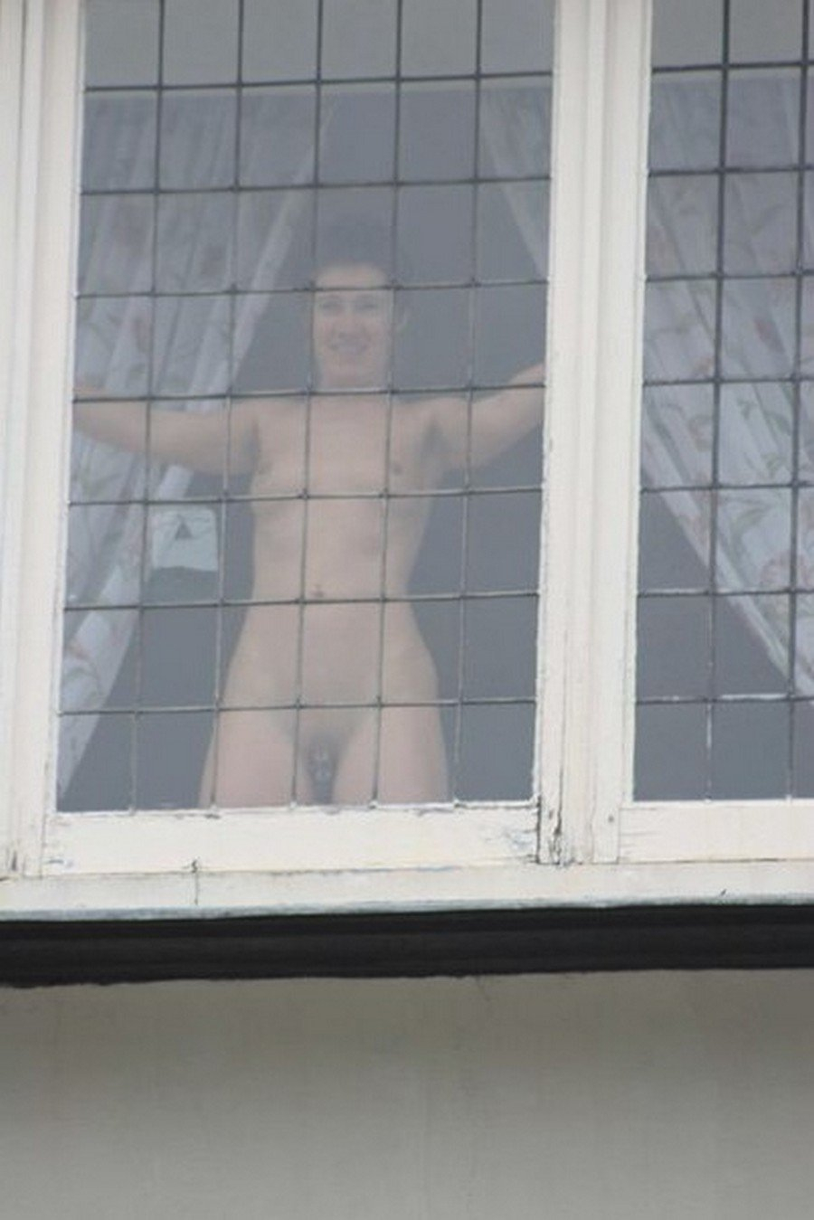 подглядывать в окна за голыми девками фото 90