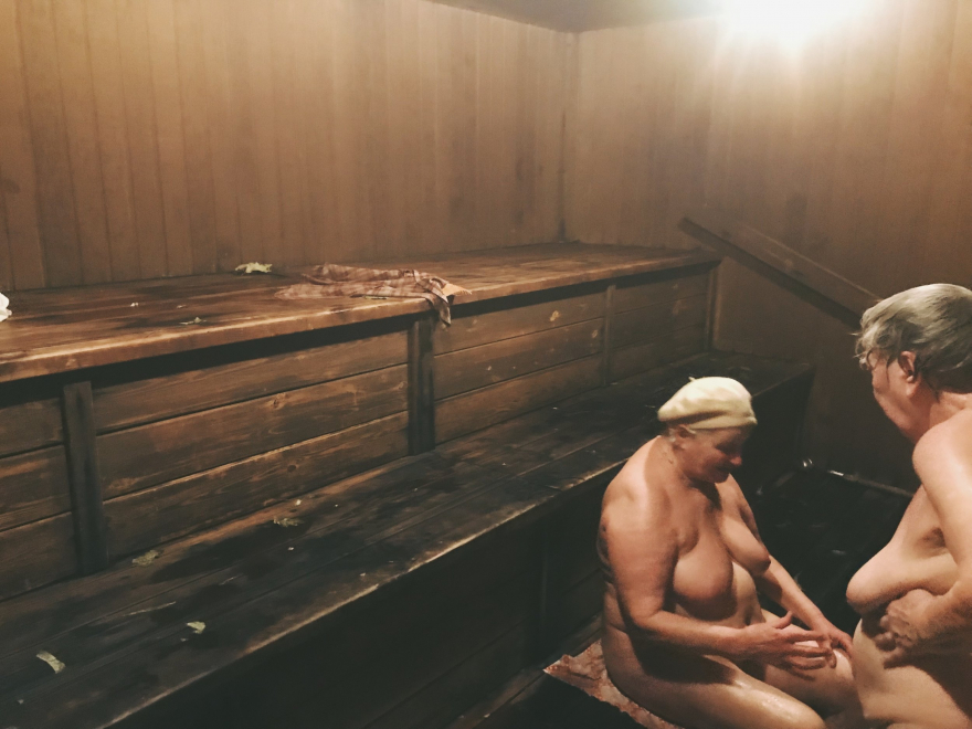 Голые парни в армии в бане