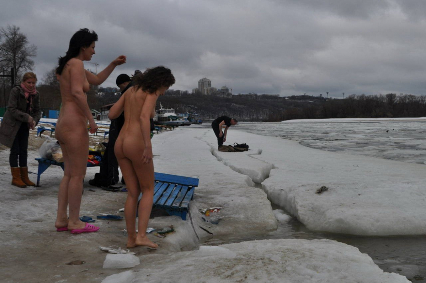 Девушки в проруби после бани