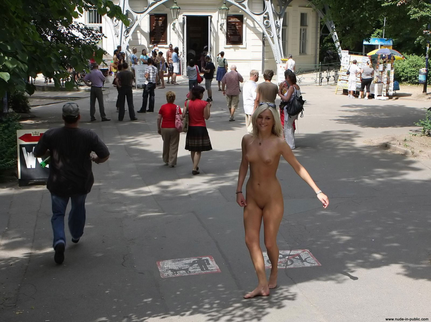Голые люди на улицах города