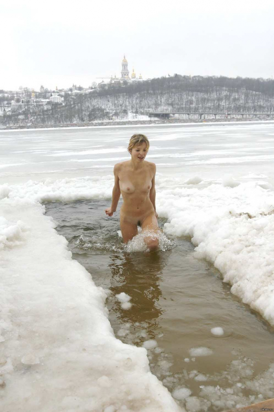 Голые купаются в проруби