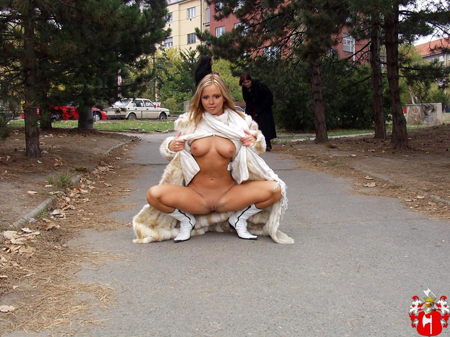 Показала сиськи и киску на улице