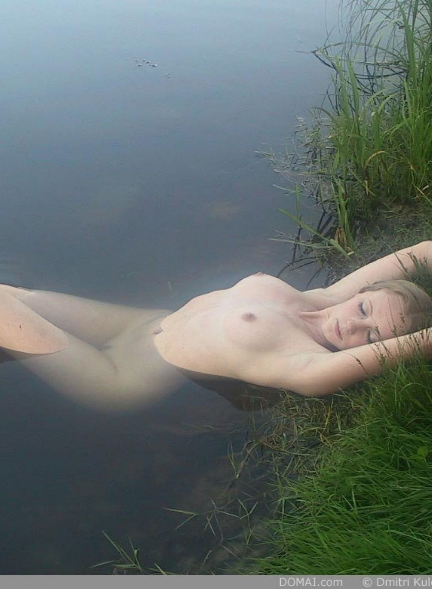 Голая женщина и насекомые