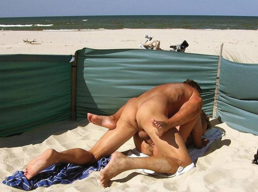 Голые мужчина и женщина на море