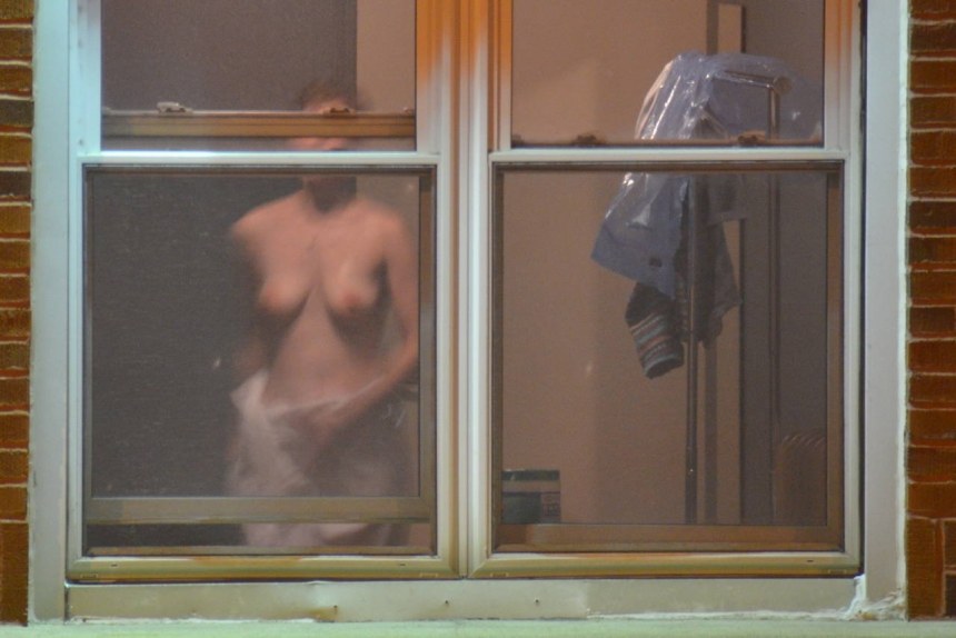 Подсмотренное за женщинами в окна дома напротив (36 фото)