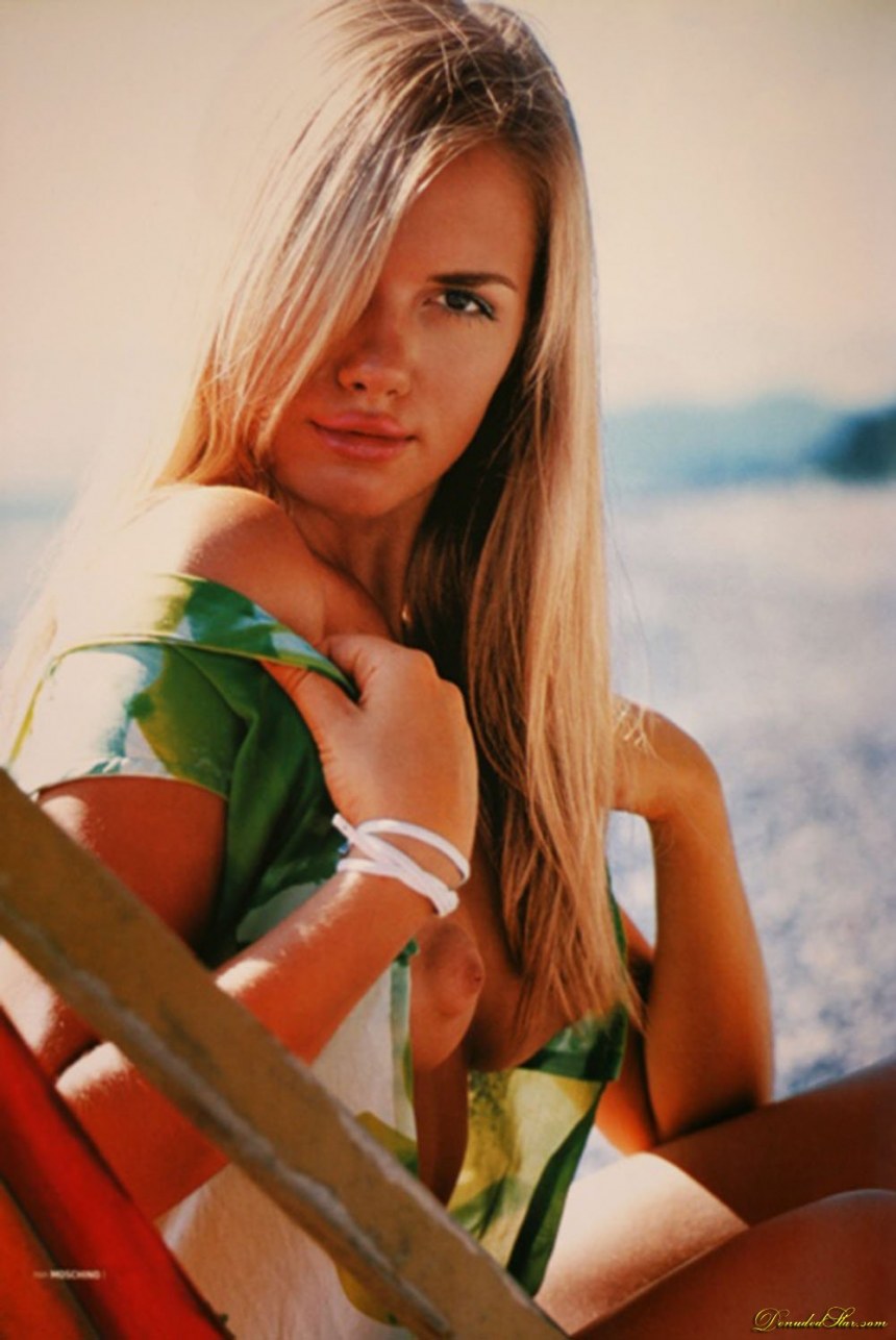 Franziska Facella голая в бассейне