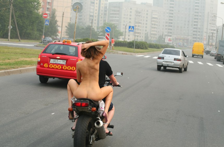 Голые женщины на байках