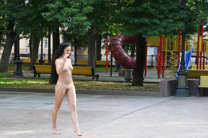 Голые женщины в парках