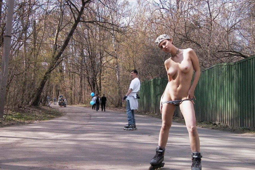 Голые женщины в парках