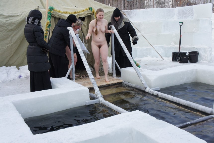 Голые купаются в проруби