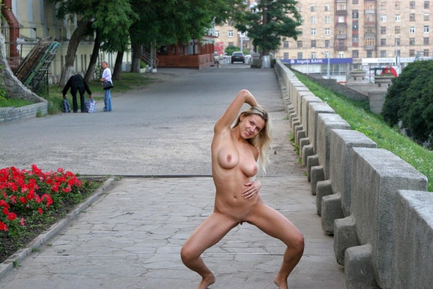 Голые женщины ебутся на улице