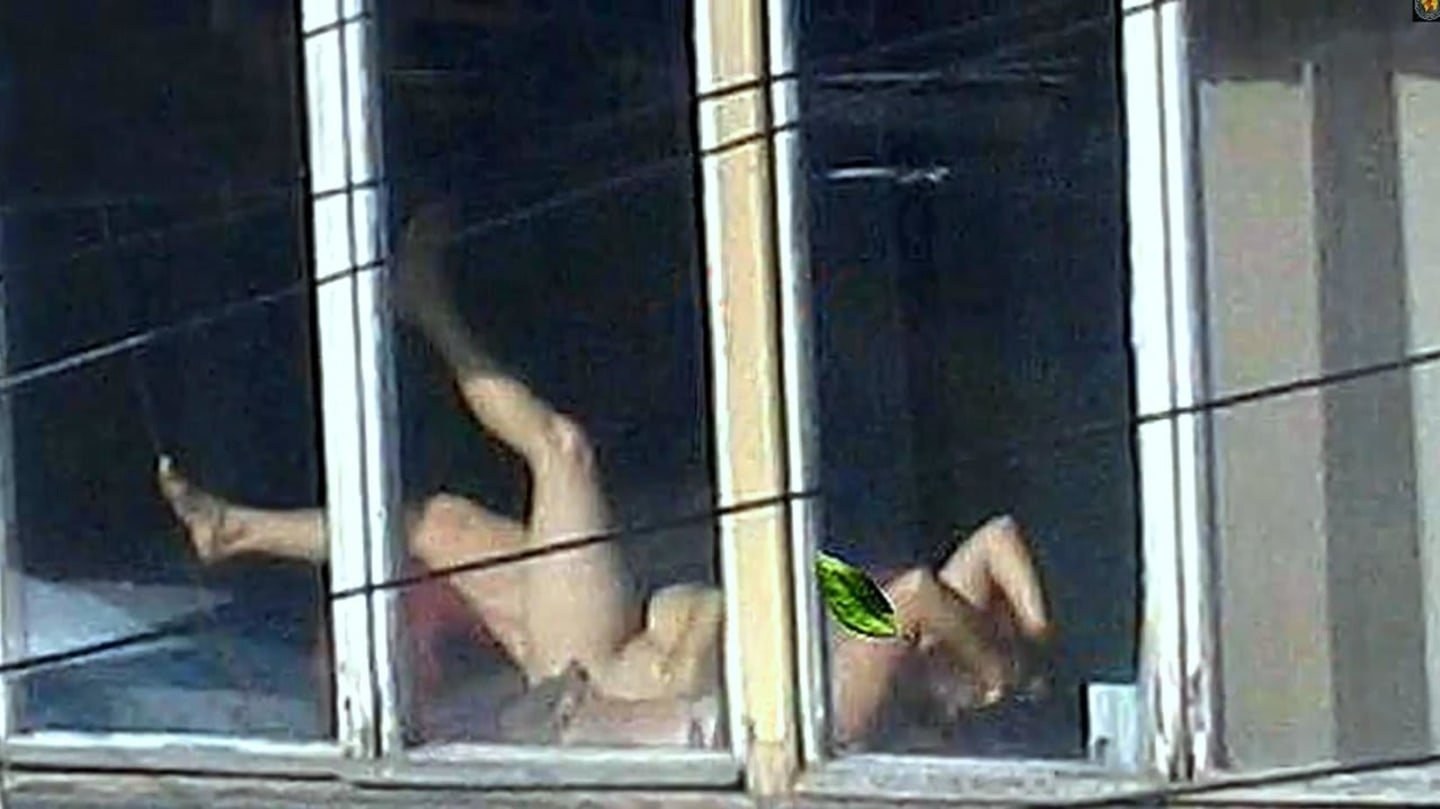 голые мужчины в окне напротив фото 16