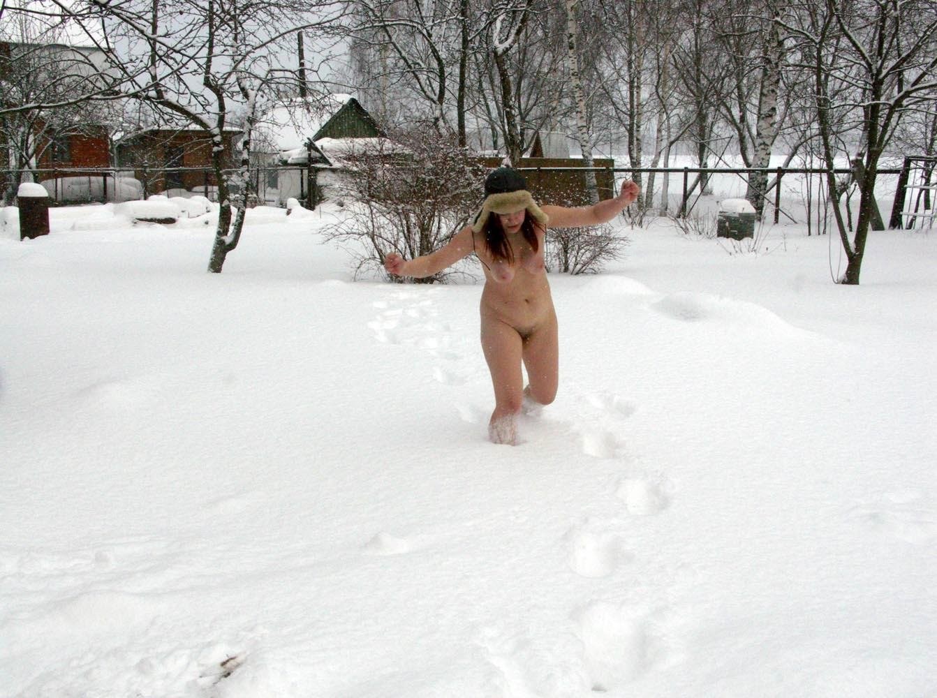 из бани голыми в снег фото 9