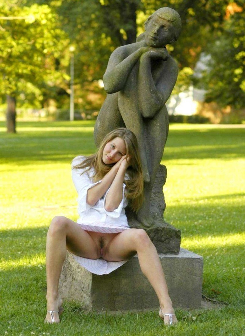 Женщины на корточках без трусов