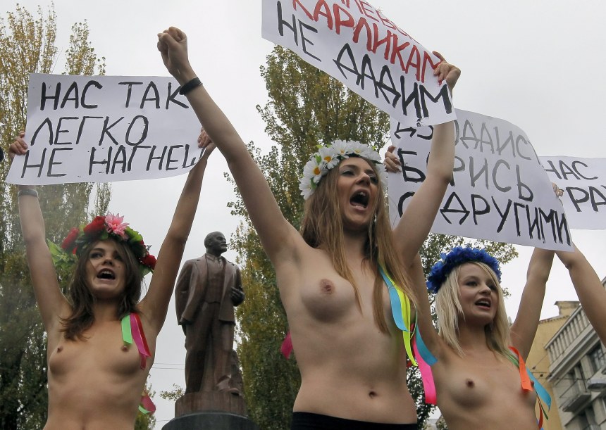 Голая блондинка на природе