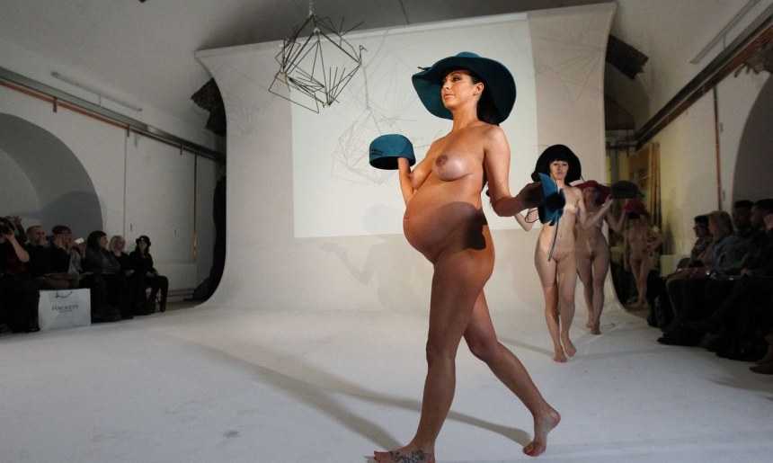 Alejandra Guilmant голая на подиуме