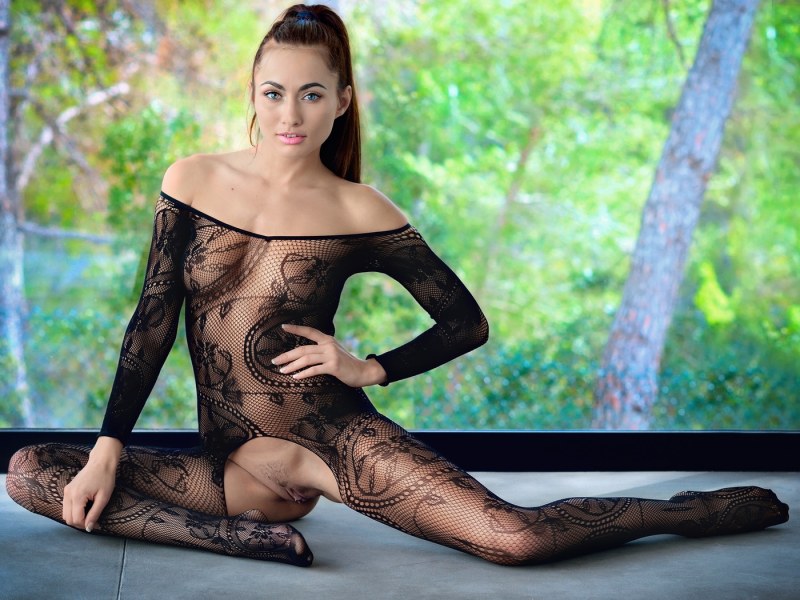 Adrianna Meehan голая в портупее