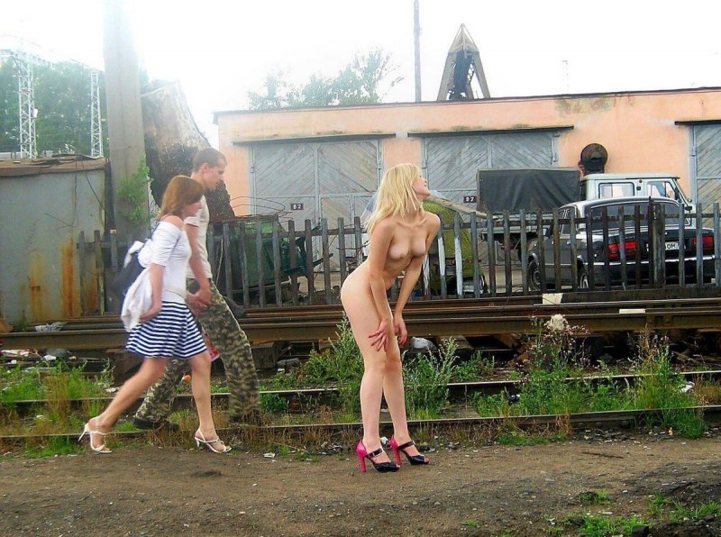 Голая на деревенской улице