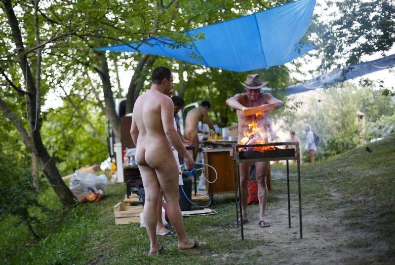Дочки голышом на природе