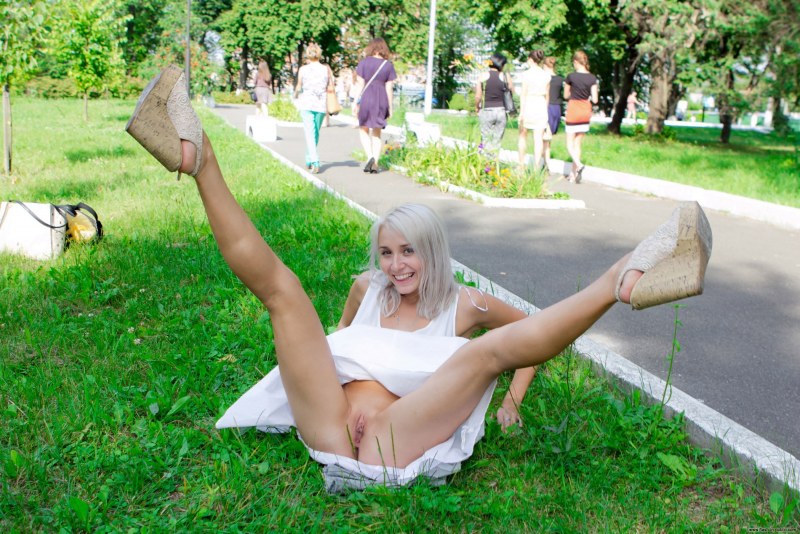 Девушки в юбках без трусов