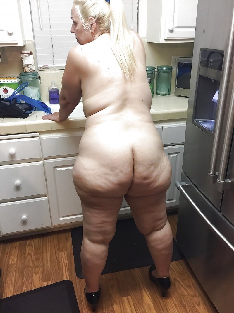 Целюлитные голые задницы
