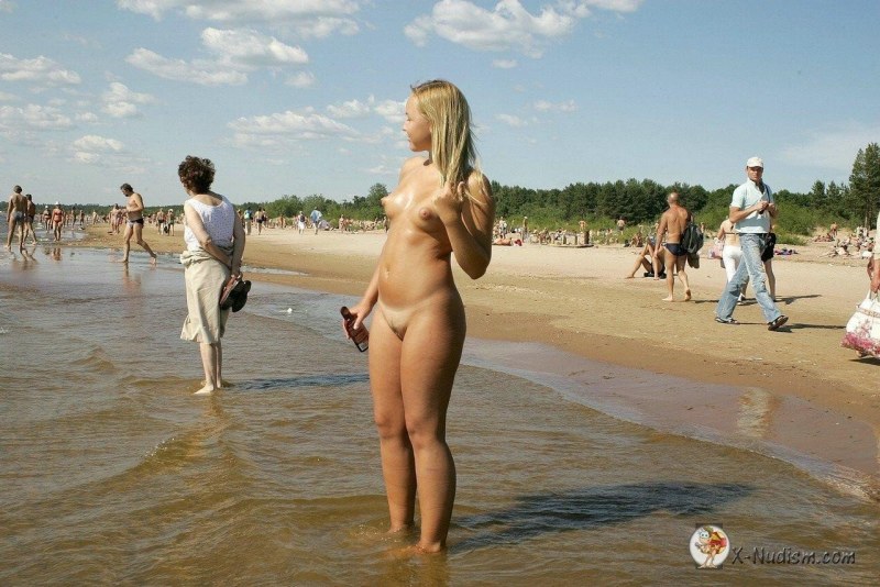 Голые девчонки на общественном пляже