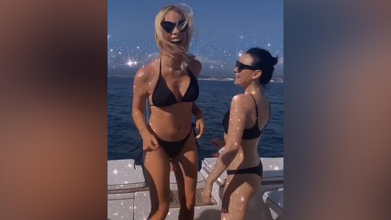 Голая Елена летучая голая