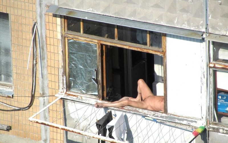 Загорает на балконе ню
