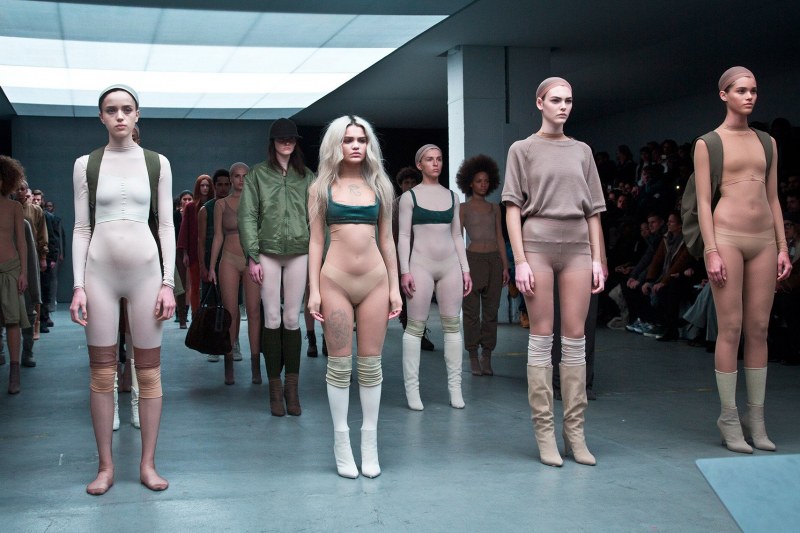 Dominika c в ночном клубе голая