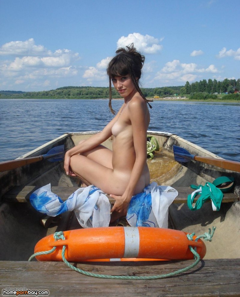 Голые женщины в лодке частное