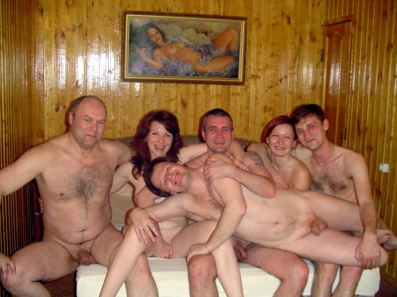 Голые мужчины и женщины в бане