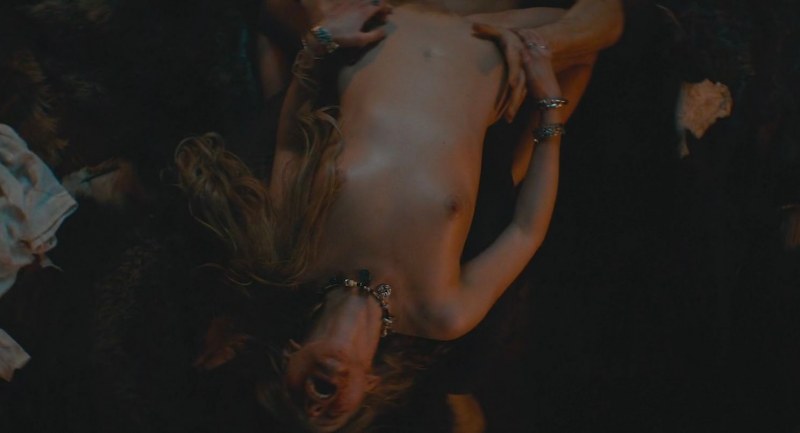 Голая Карен Хассан в сериале «Викинги», 2013