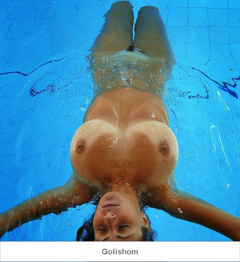 Никки Бенц в бассейне nude