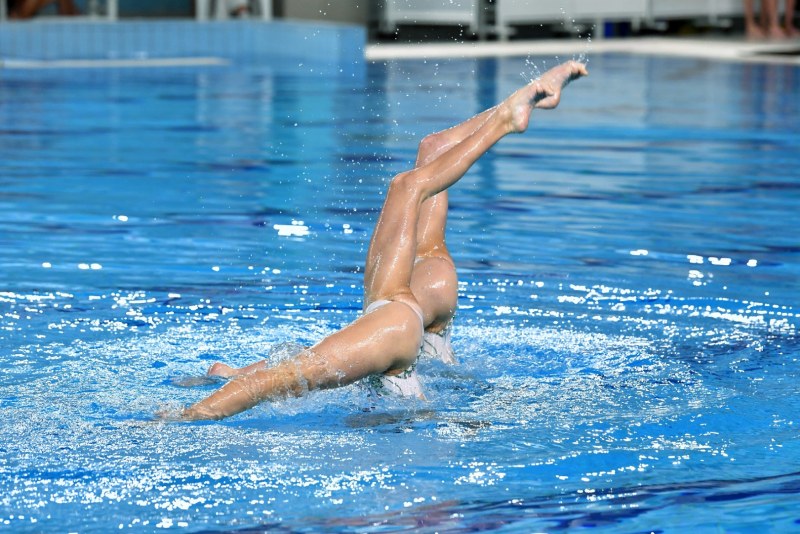 Раздвинула ноги у бассейна