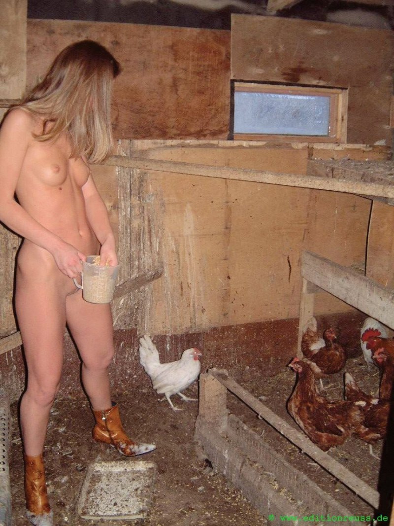Пьяные голые женщины на природе