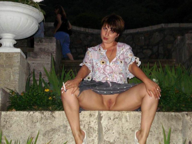 Девушка на корточках без трусов pissing