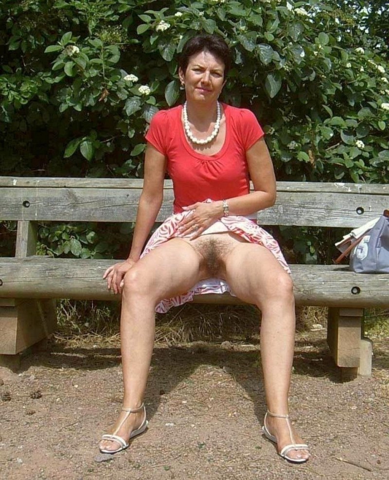 Женщины задирают юбки частное