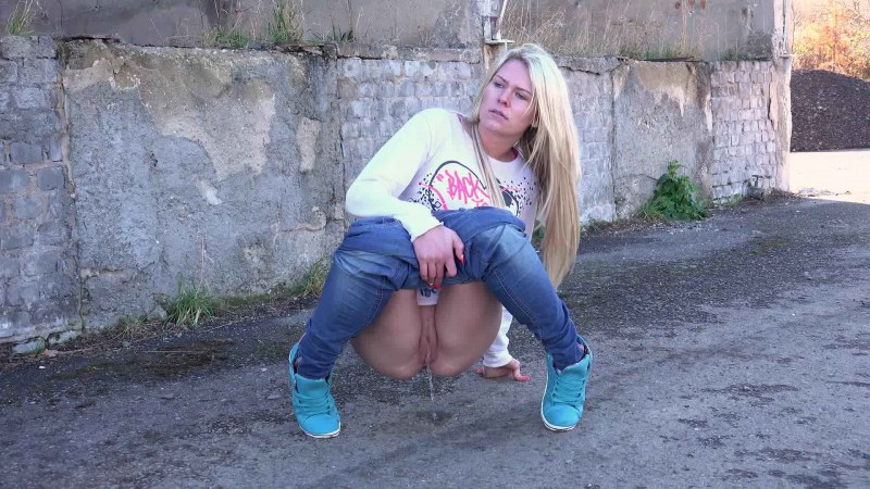 Писсинг красивых девушек