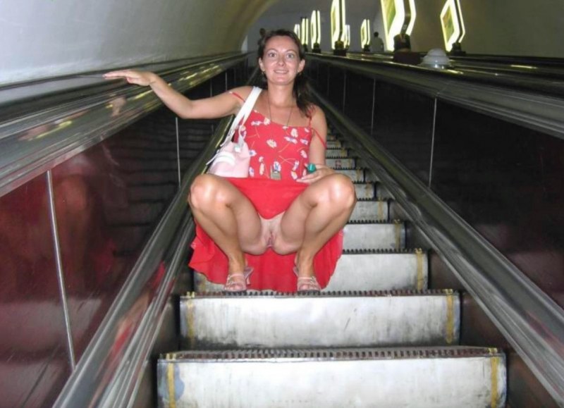 Девушка без трусов в метро