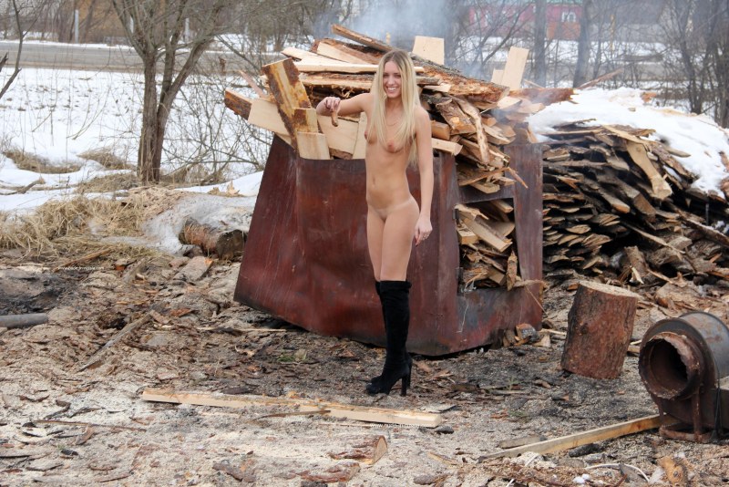 Голый рабочий на лесопилке