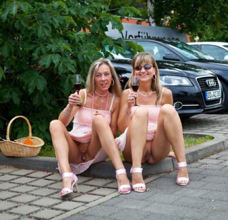 Пьяные женщины без трусов