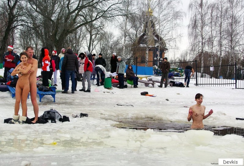 Голые девки в проруби на крещение