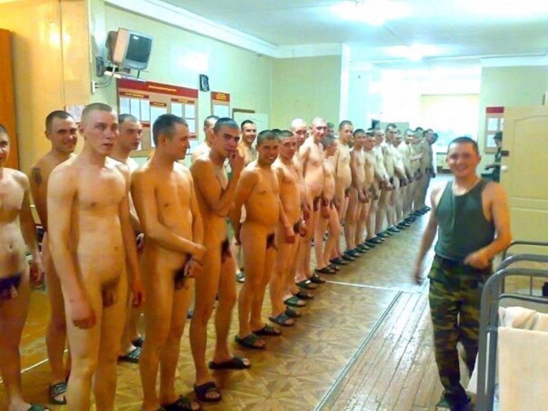 Голые мужчины в казарме