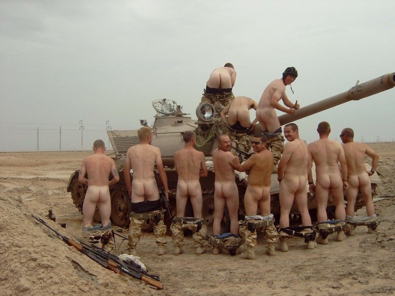 Голые мужчины в военной форме