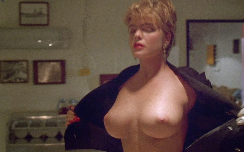 Erica Eleniak в фильме в осаде nude