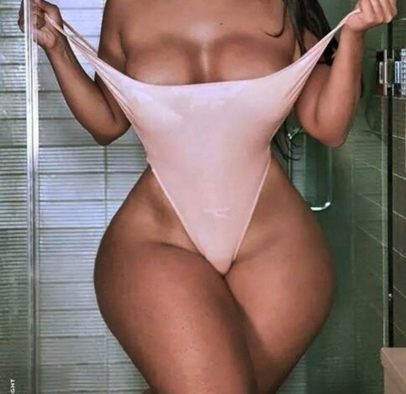 Широкие бедра и узкая талия голые