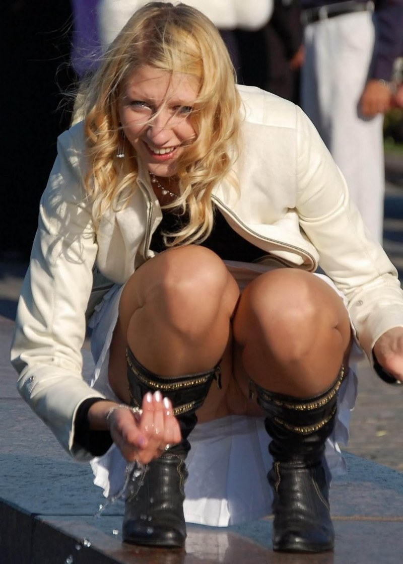 Sitting upskirt крупным планом