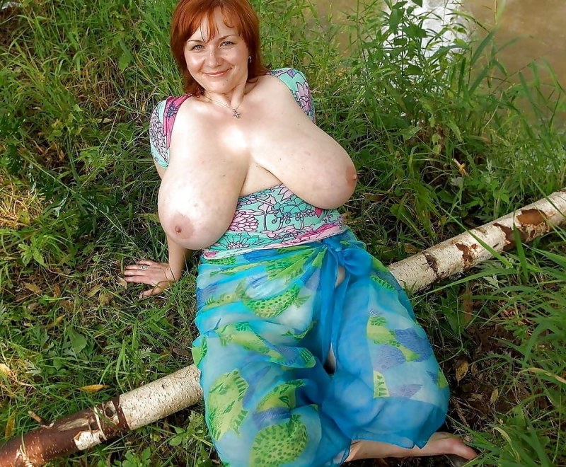Зрелая с большой грудью на даче