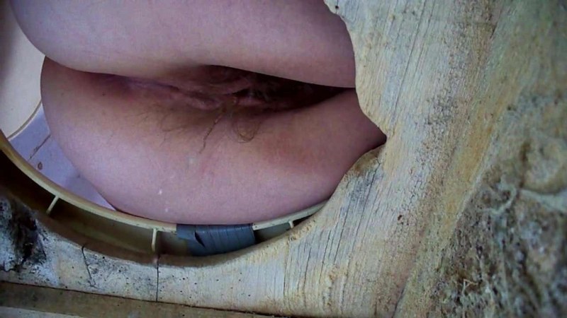 Девушка какает в деревенском туалете
