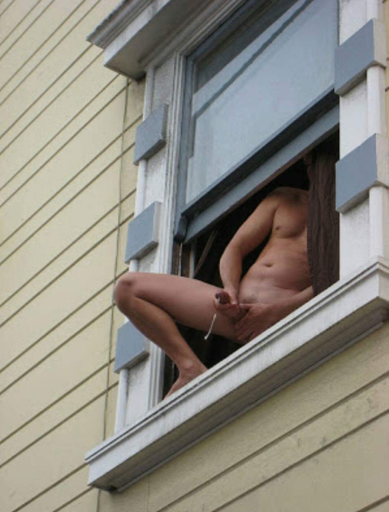 Голые девушки в окнах домов (59 фото)